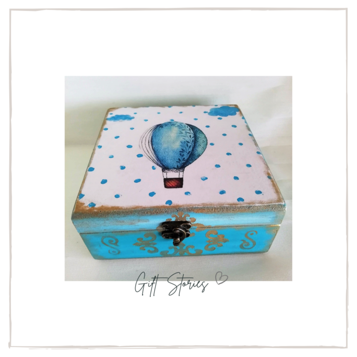 Ξύλινο κουτί με γαλάζιο αερόστατο